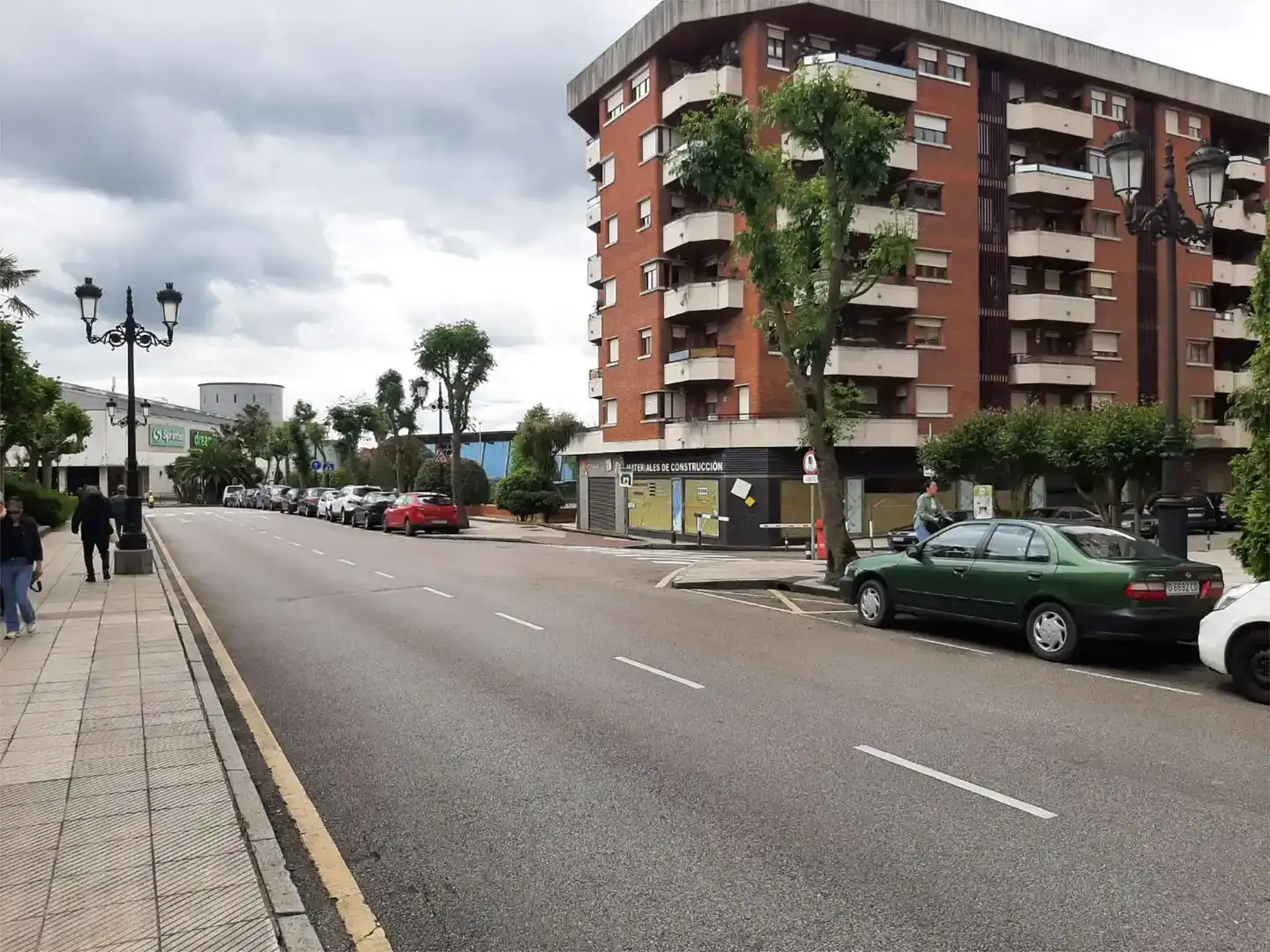 Aparcament de Local de lloguer en Oviedo  amb Aire condicionat
