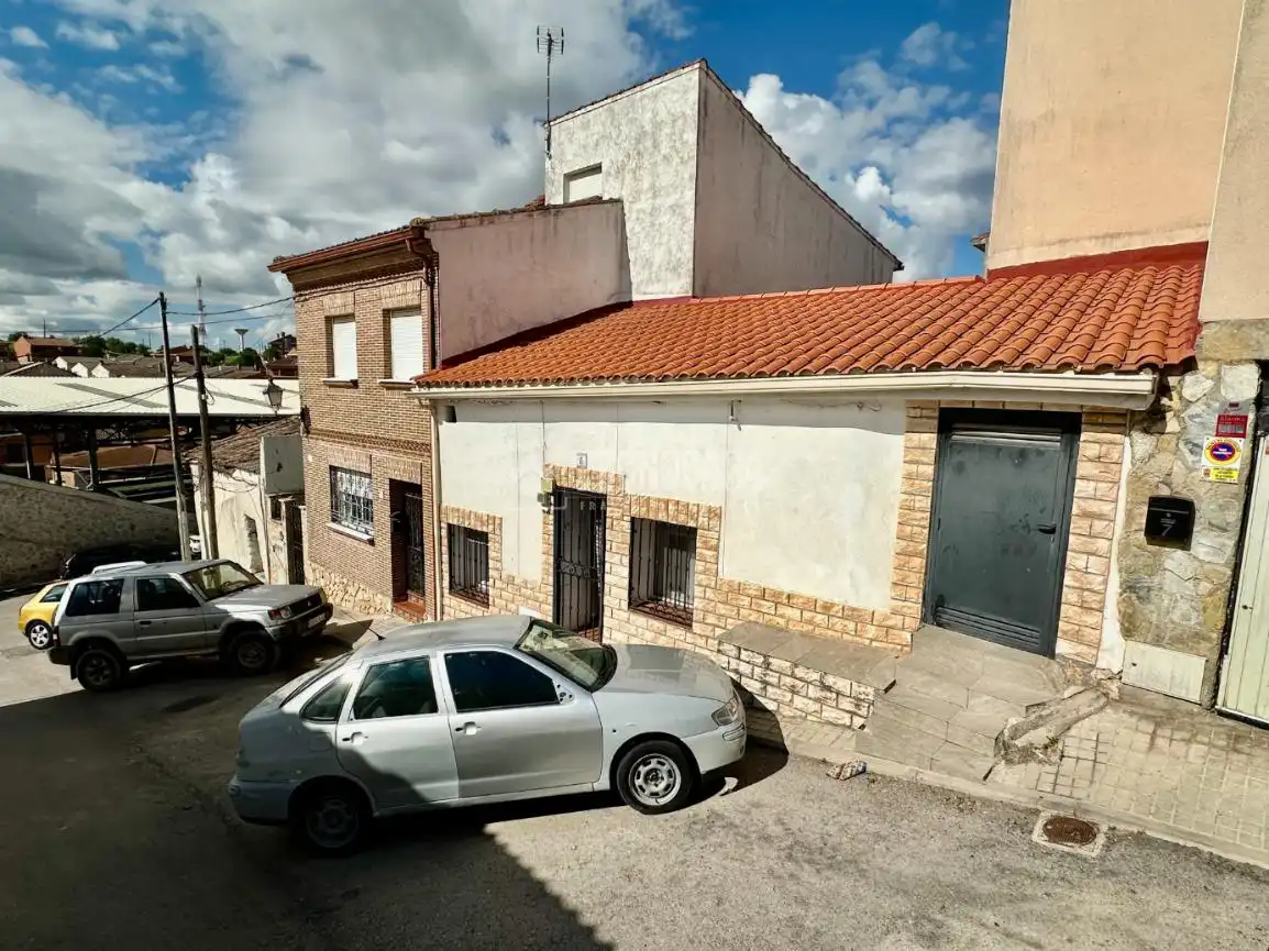 Vista exterior de Casa adosada en venda en Los Santos de la Humosa amb Calefacció
