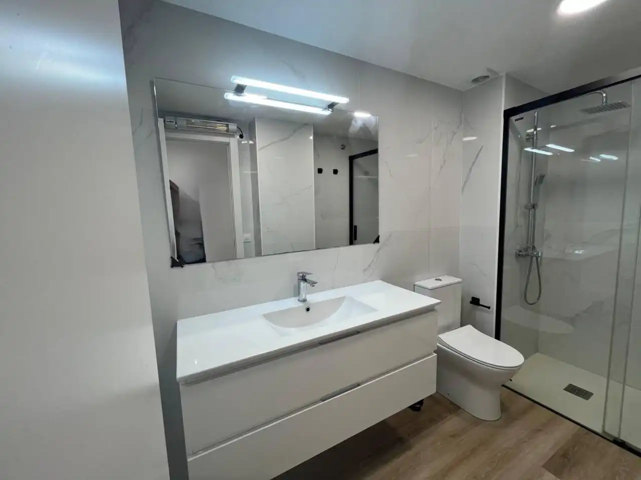 Bathroom of Flat for sale in Girona  with Air Conditioner, Heating and Balcony