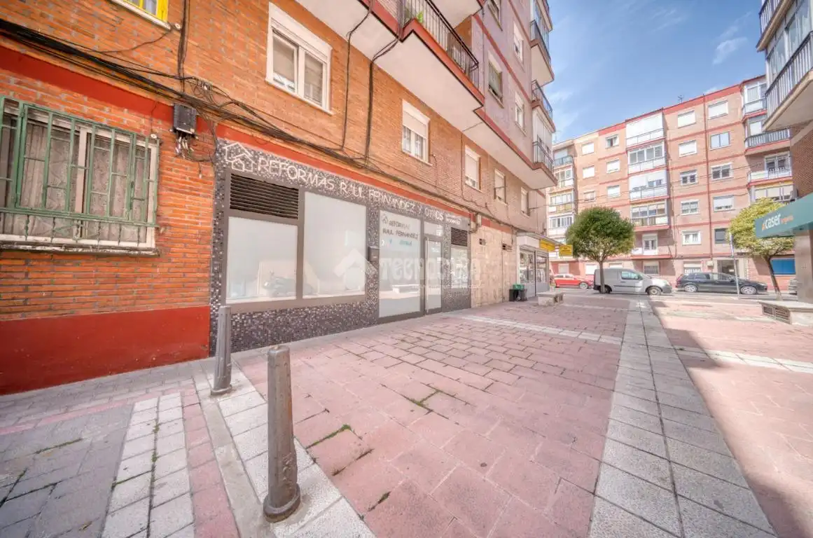 Vista exterior de Local en venda en Valladolid amb Aire condicionat