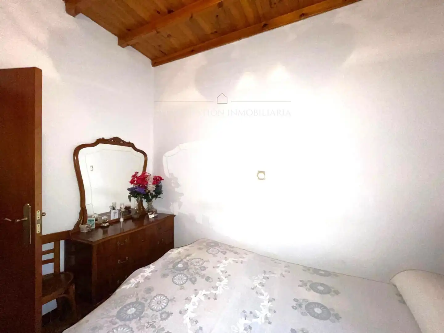 Dormitori de Casa o xalet en venda en San Pedro de Rozados amb Calefacció, Traster i Moblat