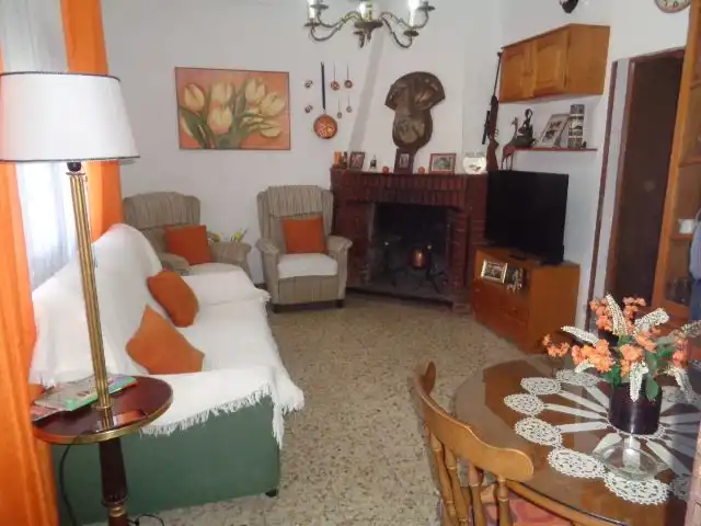 Sala d'estar de Casa o xalet en venda en Cervera de los Montes amb Jardí privat, Traster i Piscina
