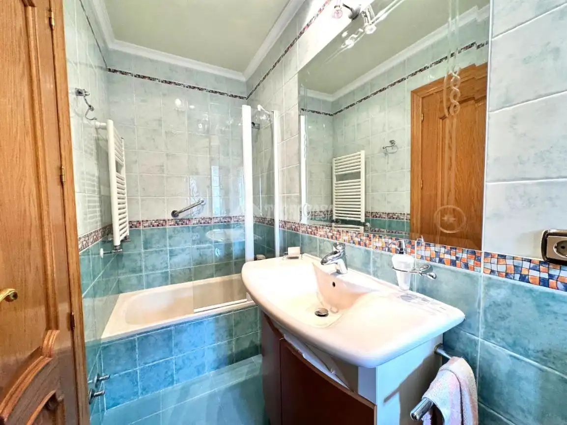 Bathroom of Houses for sale in Valladolid  with Air Conditioner, Parquet flooring and Furnished