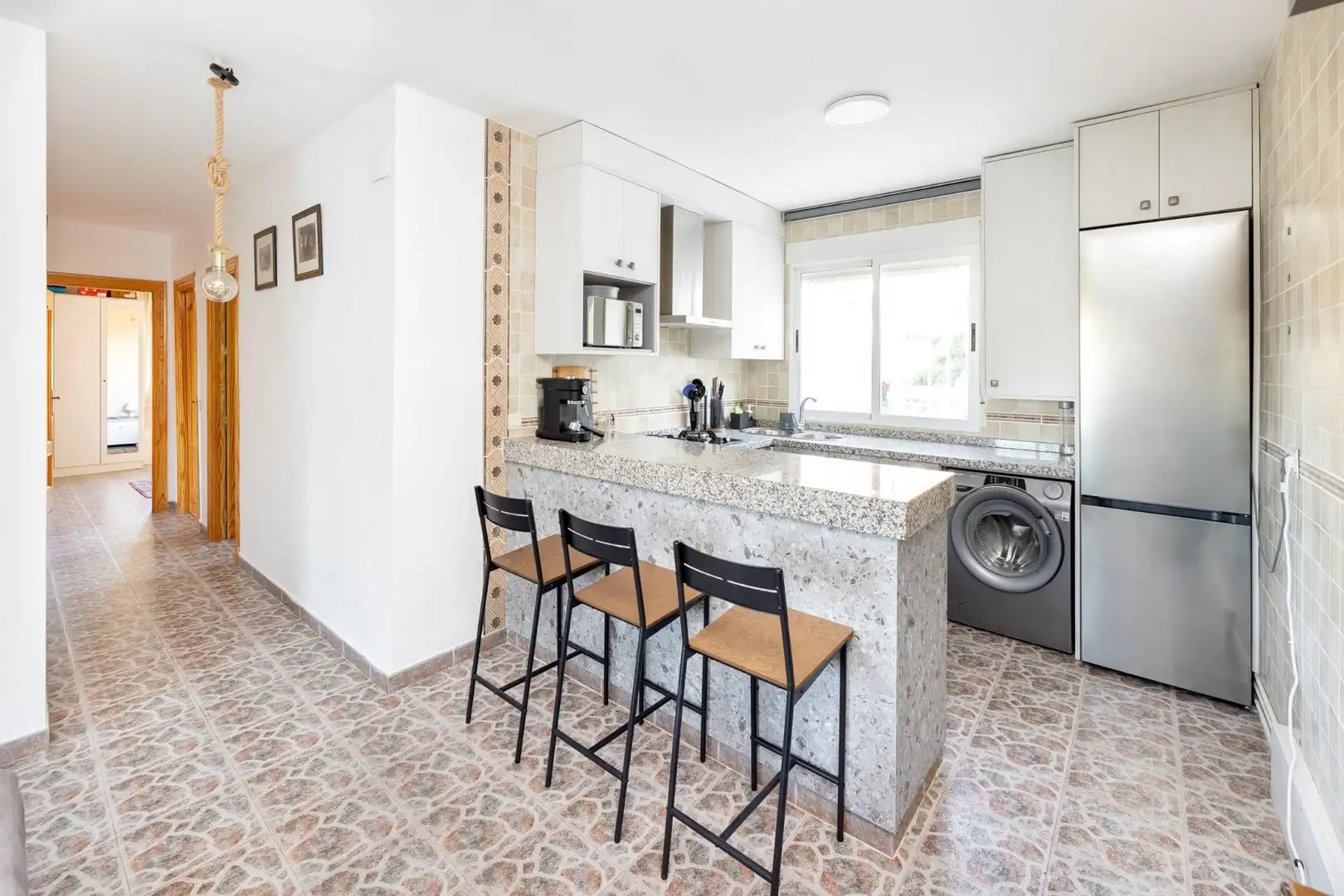Cuina de Casa o xalet en venda en Cogollos de la Vega amb Jardí privat, Terrassa i Traster