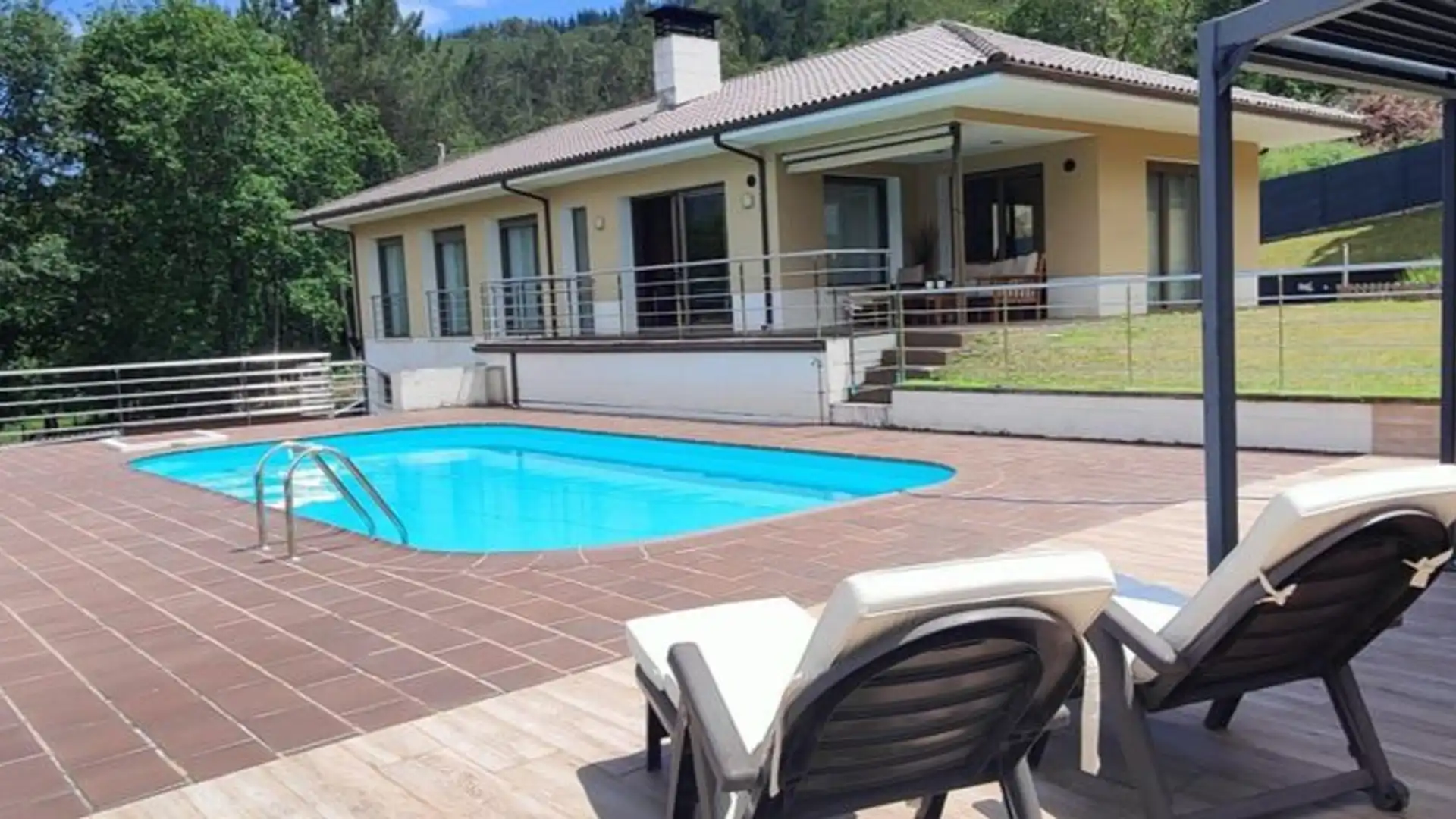 Piscina de Casa o chalet en venta en Cangas de Onís con Jardín privado, Terraza y Trastero