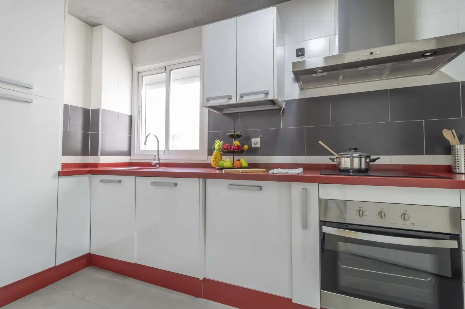 Küche von Wohnung zum Verkauf in Sevilla mit Klimaanlage und Abstellraum
