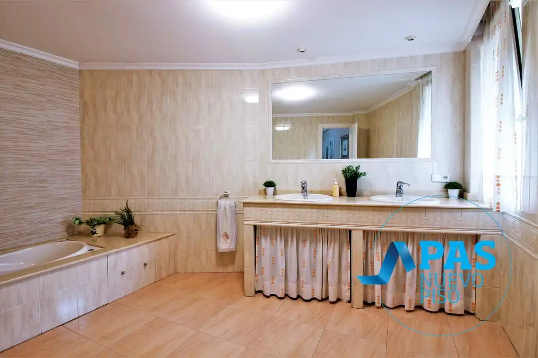 Bany de Casa o xalet en venda en Santander amb Calefacció, Jardí privat i Terrassa