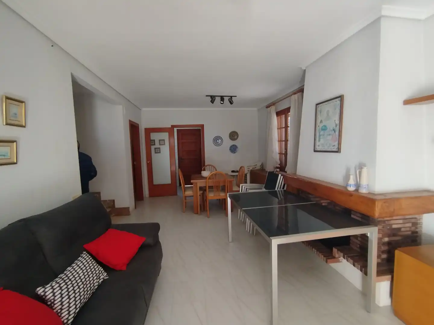 Sala d'estar de Casa adosada en venda en Benicasim / Benicàssim amb Terrassa, Moblat i Forn