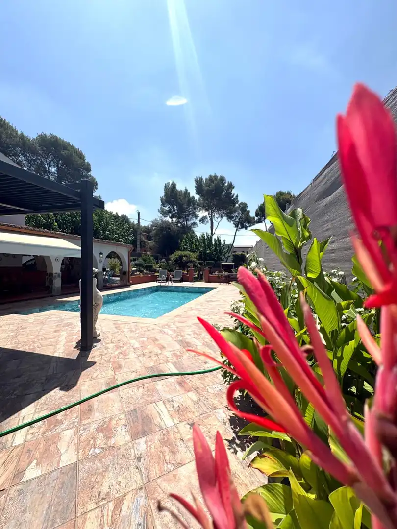 Villa con piscina in vendita a Carrer MITJANS DELS, imagen 3