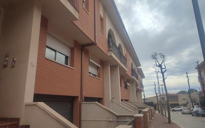 Vista exterior de Casa adosada en venda en Castellvell del Camp amb Aire condicionat, Terrassa i Balcó