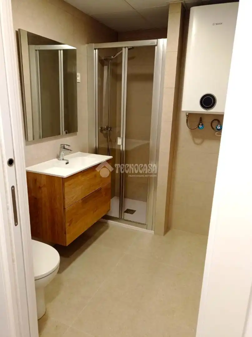 Bathroom of Study for sale in Zaragoza  with Air Conditioner and Community pool