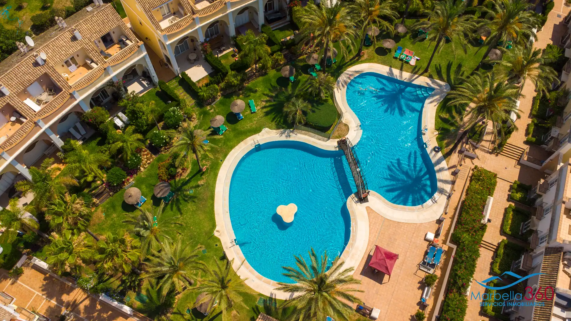 Piscina de Casa adosada en venta en Marbella con Aire acondicionado, Calefacción y Jardín privado