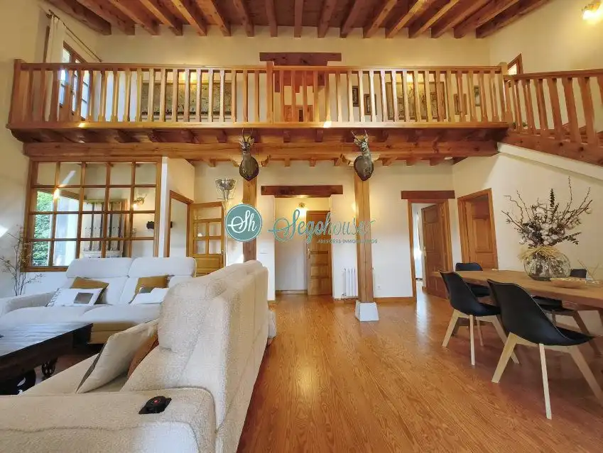 Casa o chalet en venta en Palazuelos de Eresma con Calefacción, Terraza y Amueblado
