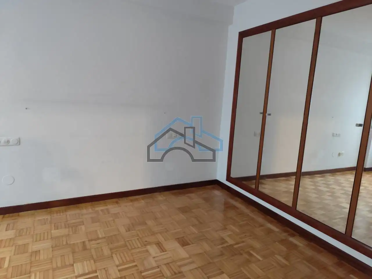 Dormitori de Pis de lloguer en A Coruña Capital  amb Calefacció, Parquet i Traster
