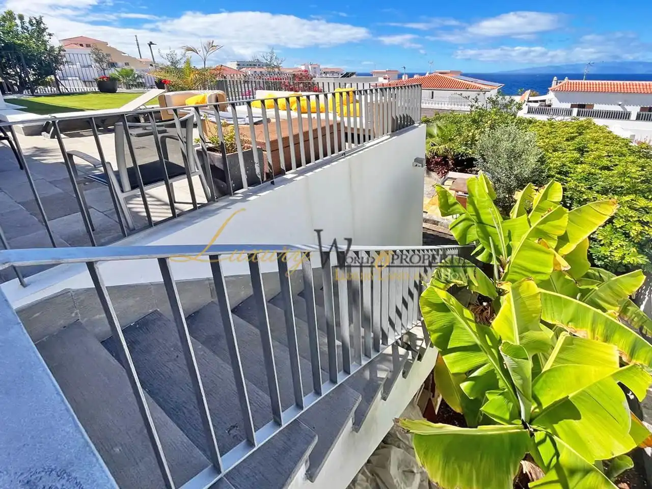 Vista exterior de Casa o xalet en venda en Santiago del Teide amb Aire condicionat, Terrassa i Piscina
