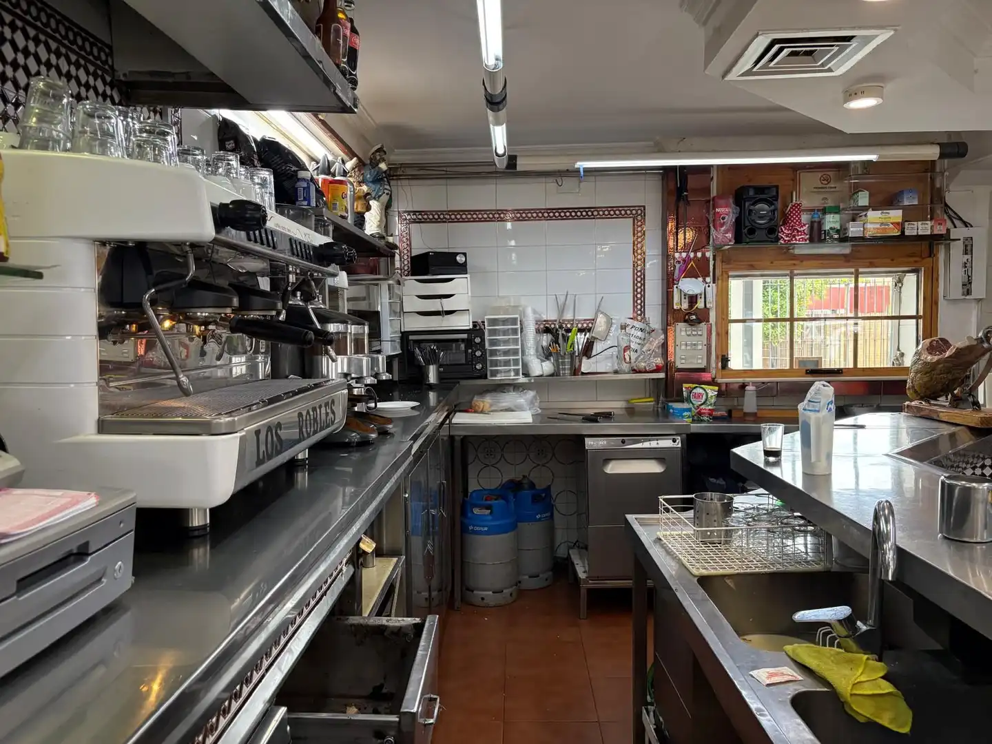 Cocina de Local en venta en Sevilla