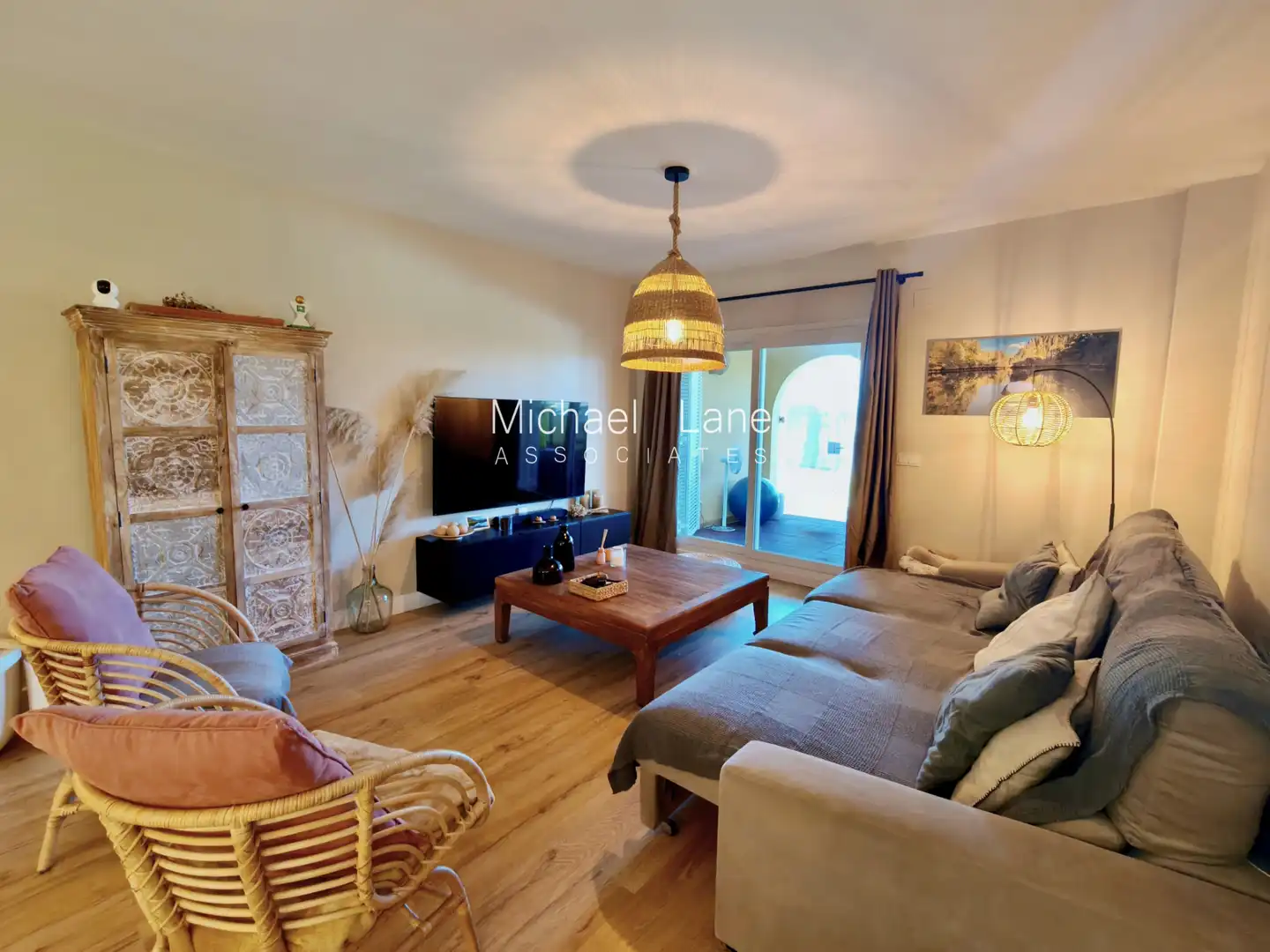 Wohnzimmer von Wohnung zum Verkauf in Sotogrande mit Klimaanlage, Privatgarten und Terrasse
