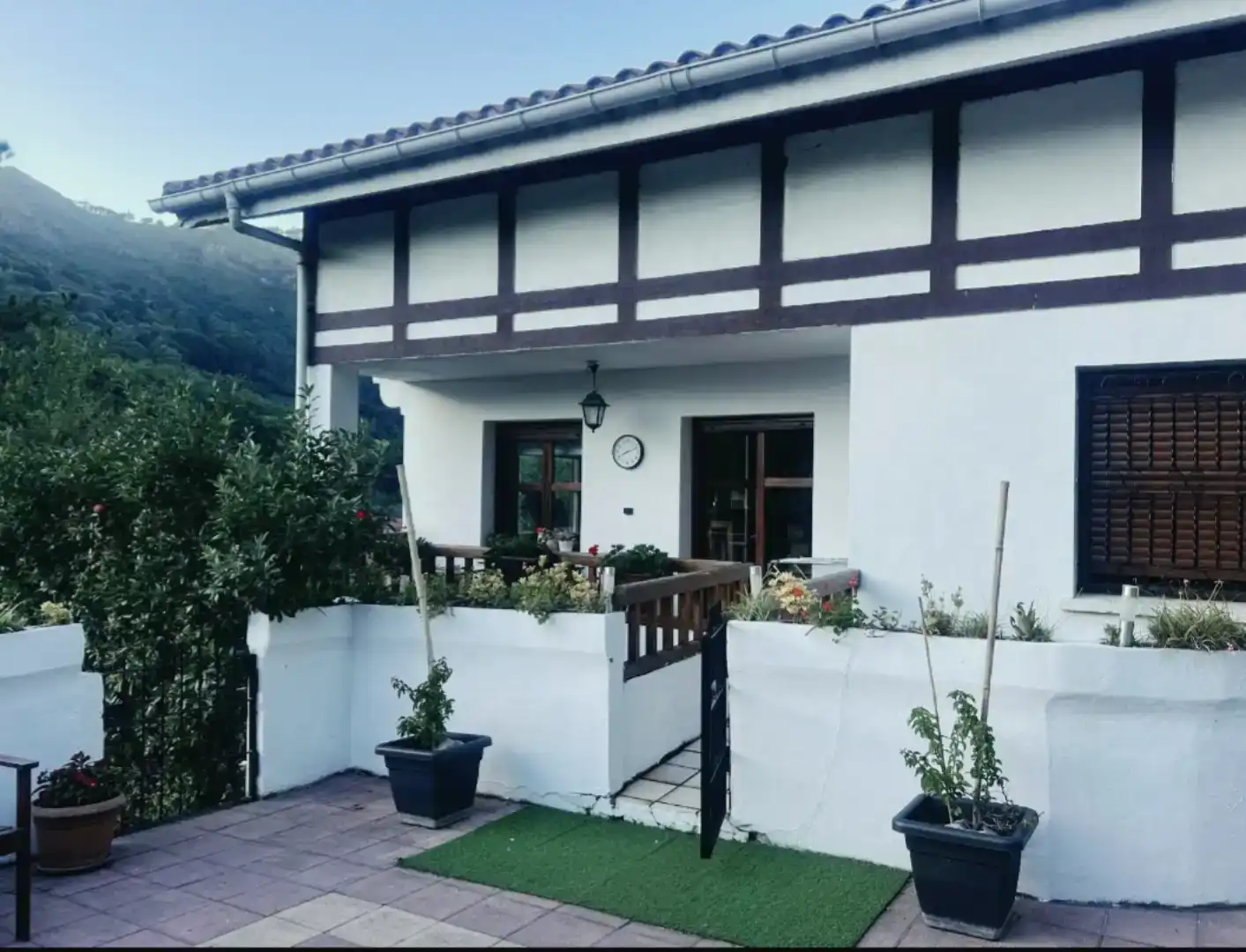 Vista exterior de Casa o xalet en venda en Alonsotegi amb Jardí privat, Parquet i Moblat