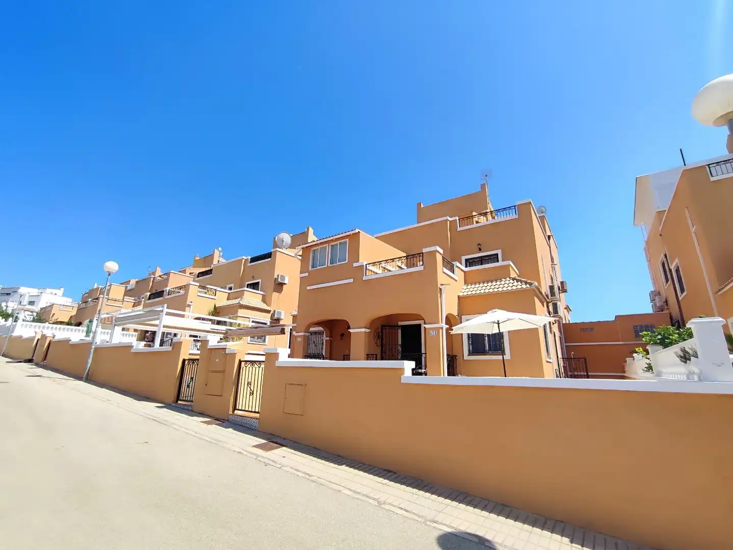 Außenansicht von Einfamilien-Reihenhaus zum Verkauf in Orihuela mit Klimaanlage, Terrasse und Möbliert