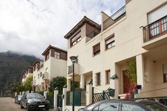 Casa adosada en Venta en Urbanizacion Jabalcuz, 12 en Jabalcuz