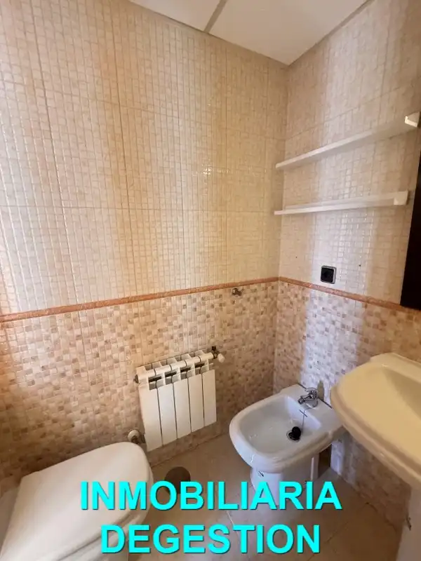 Badezimmer von Dachboden zum Verkauf in Linares mit Klimaanlage, Heizung und Parkett