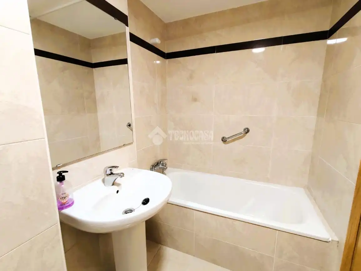 Baño de Piso de alquiler en Zaragoza con Calefacción, Parquet y Terraza