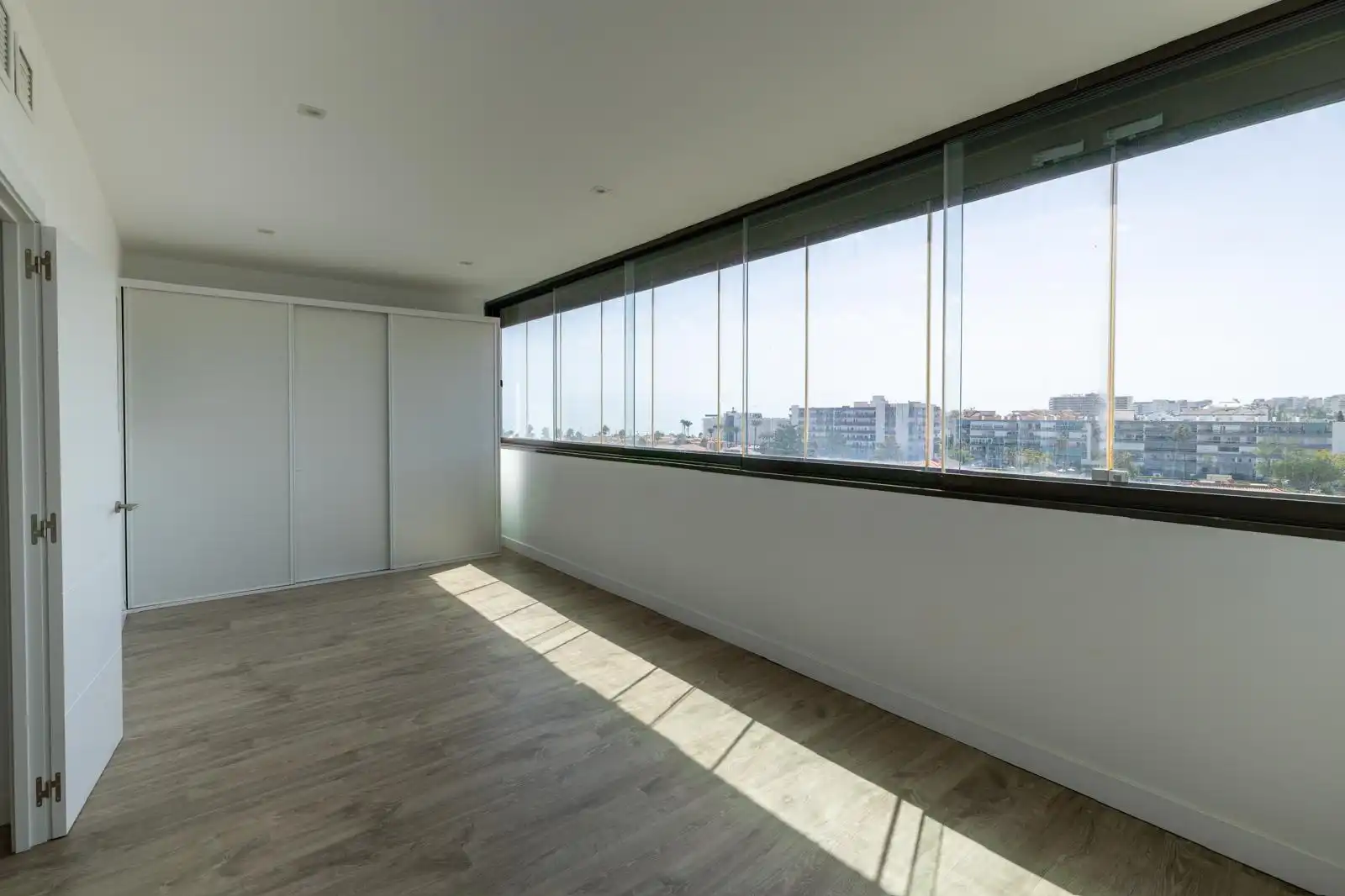 Schlafzimmer von Dachboden zur Miete in Torremolinos mit Klimaanlage, Terrasse und Möbliert