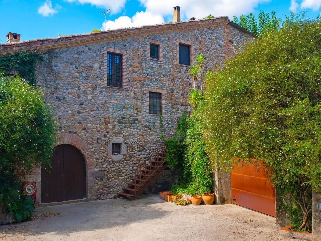 Vista exterior de Finca rústica en venta en Sant Miquel de Fluvià con Aire acondicionado, Calefacción y Terraza