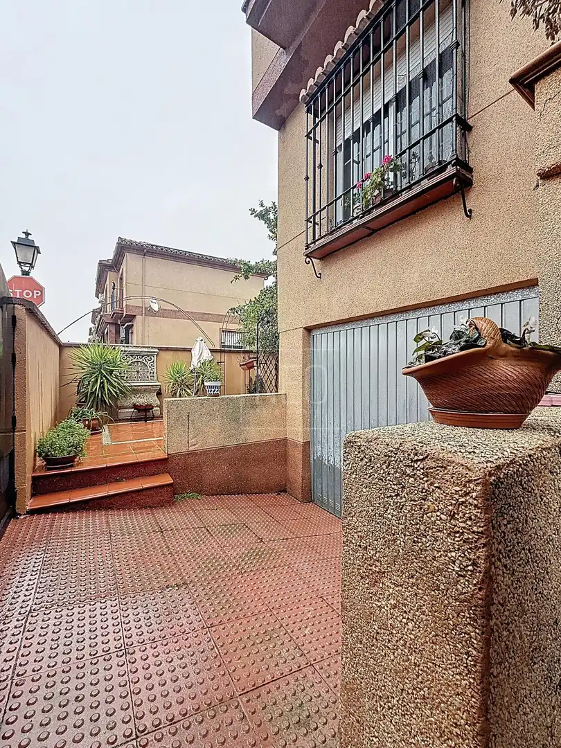 Vista exterior de Casa adosada en venta en Vegas del Genil con Aire acondicionado, Calefacción y Trastero