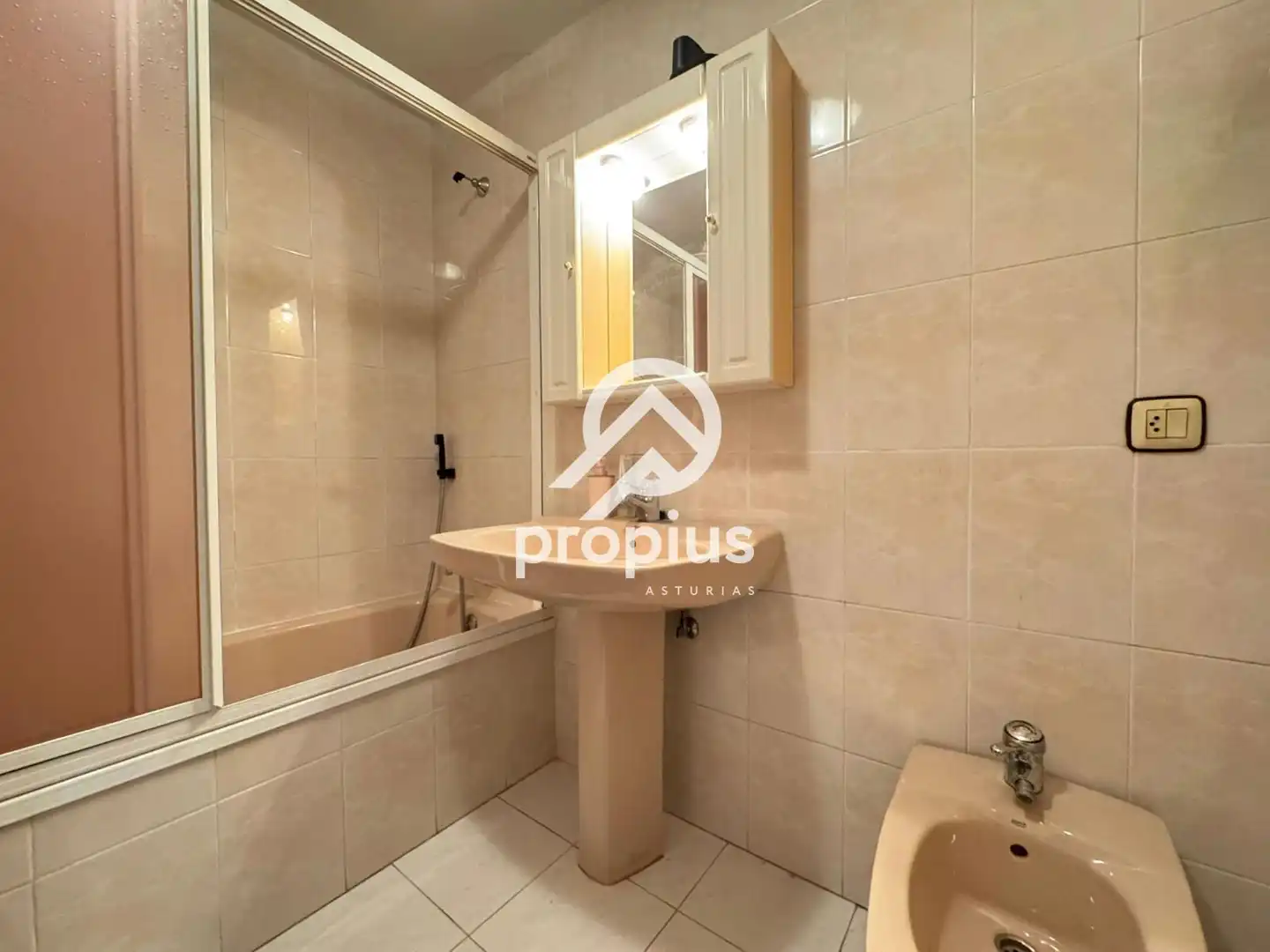 Badezimmer von Maisonette zum Verkauf in Llanes mit Heizung und Möbliert