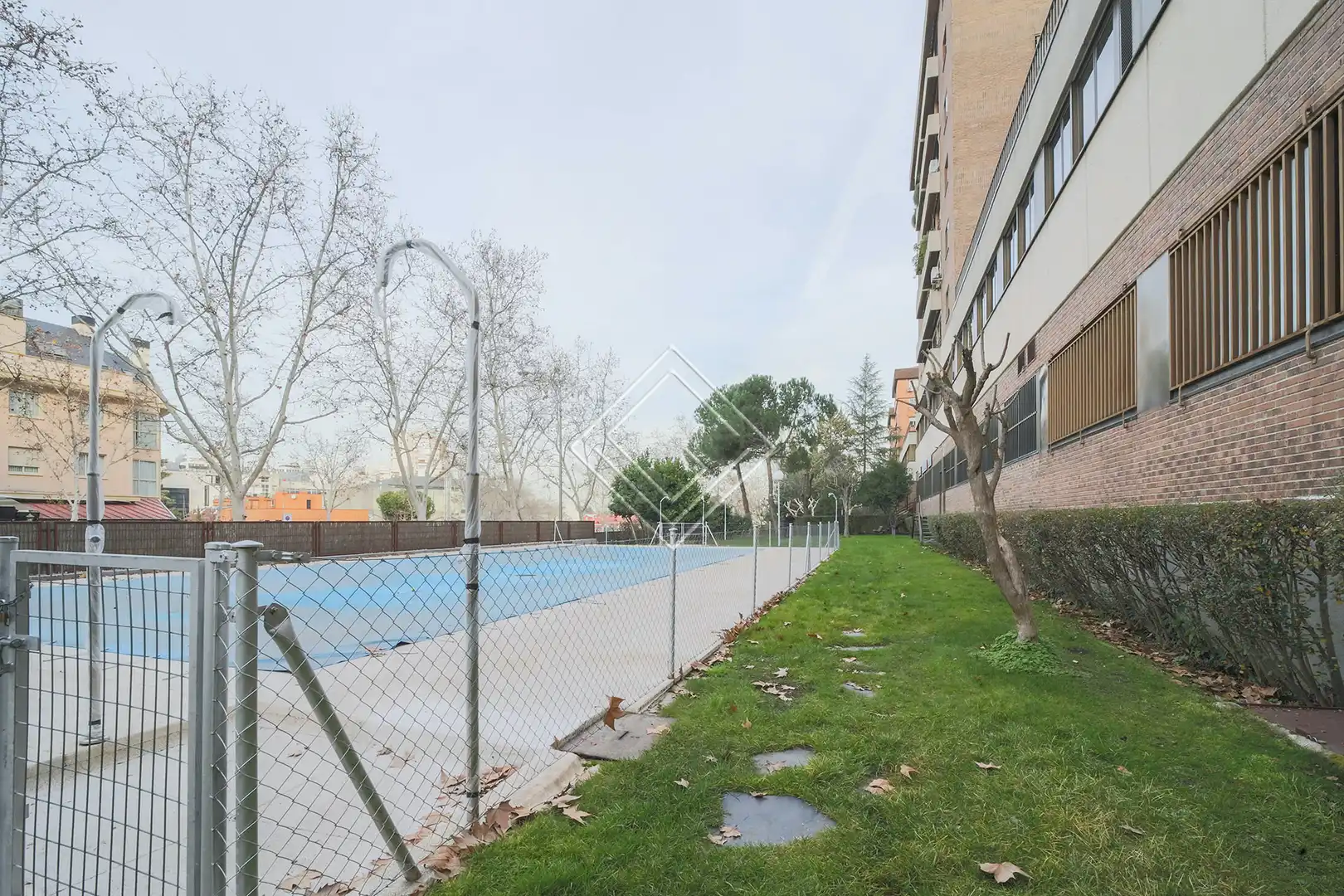 Schwimmbecken von Büro zum Verkauf in Madrid mit Klimaanlage und Heizung