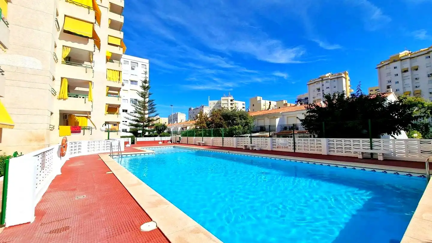 Piscina de Apartament de lloguer en Gandia amb Aire condicionat, Parquet i Terrassa
