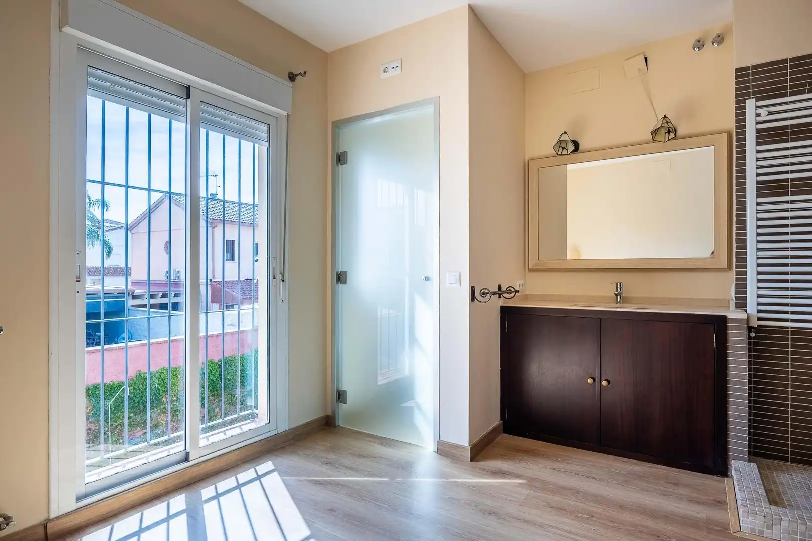 Habitación de Casa adosada de alquiler en Espartinas con Aire acondicionado, Calefacción y Jardín privado