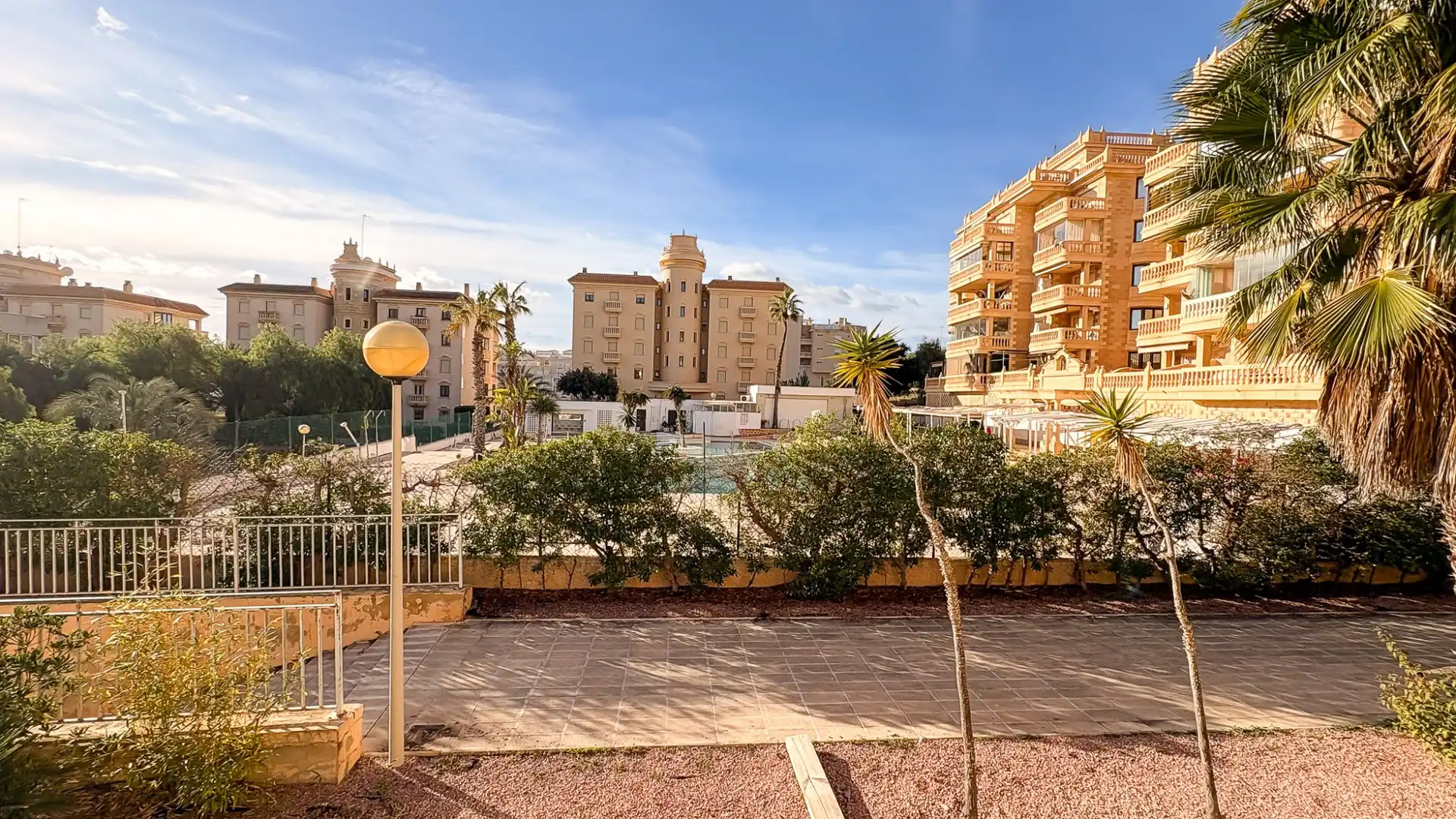 Vista exterior de Casa o chalet en venta en Guardamar del Segura con Aire acondicionado, Jardín privado y Terraza
