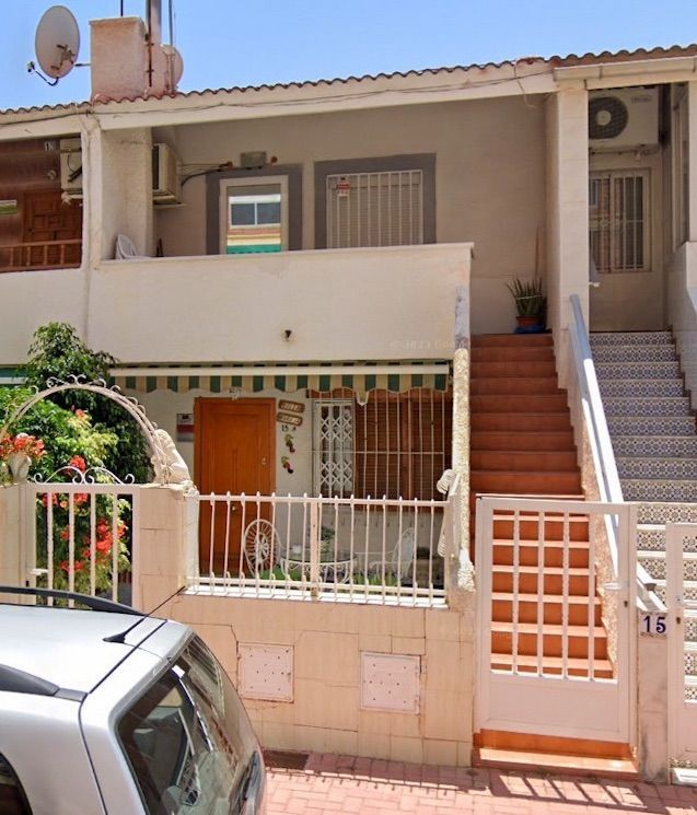 Vista exterior de Casa adosada de lloguer en Torrevieja amb Terrassa i Moblat