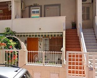 Vista exterior de Casa adosada de lloguer en Torrevieja amb Terrassa i Moblat