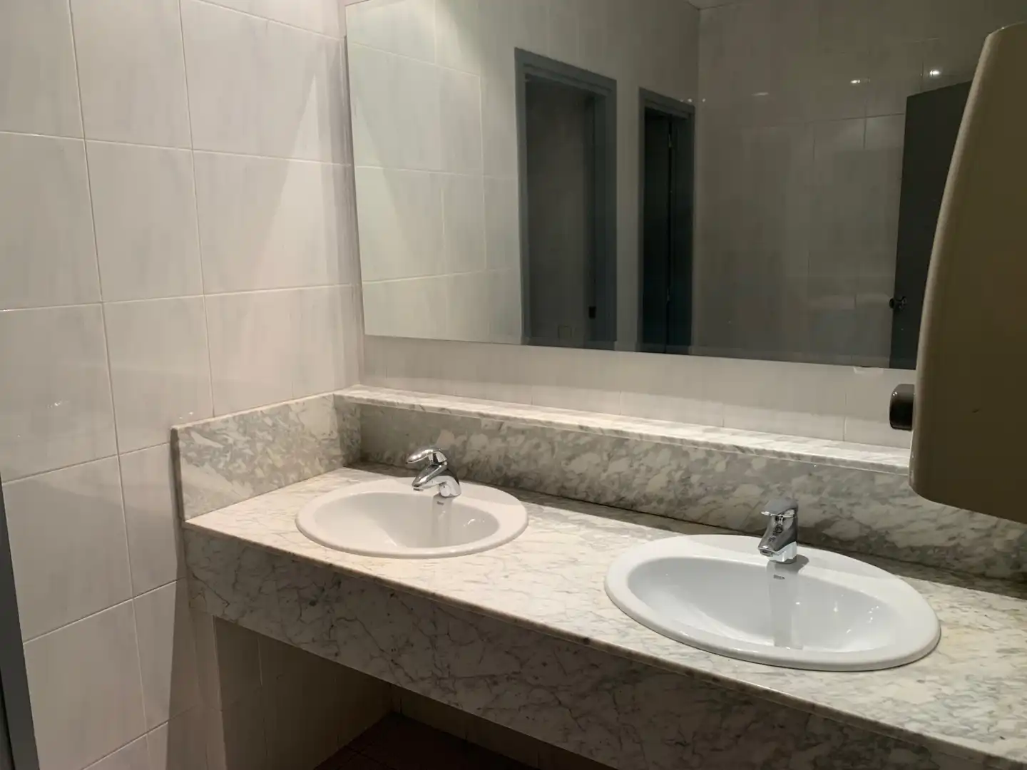 Baño de Oficina de alquiler en Gavà con Terraza, Trastero y Internet