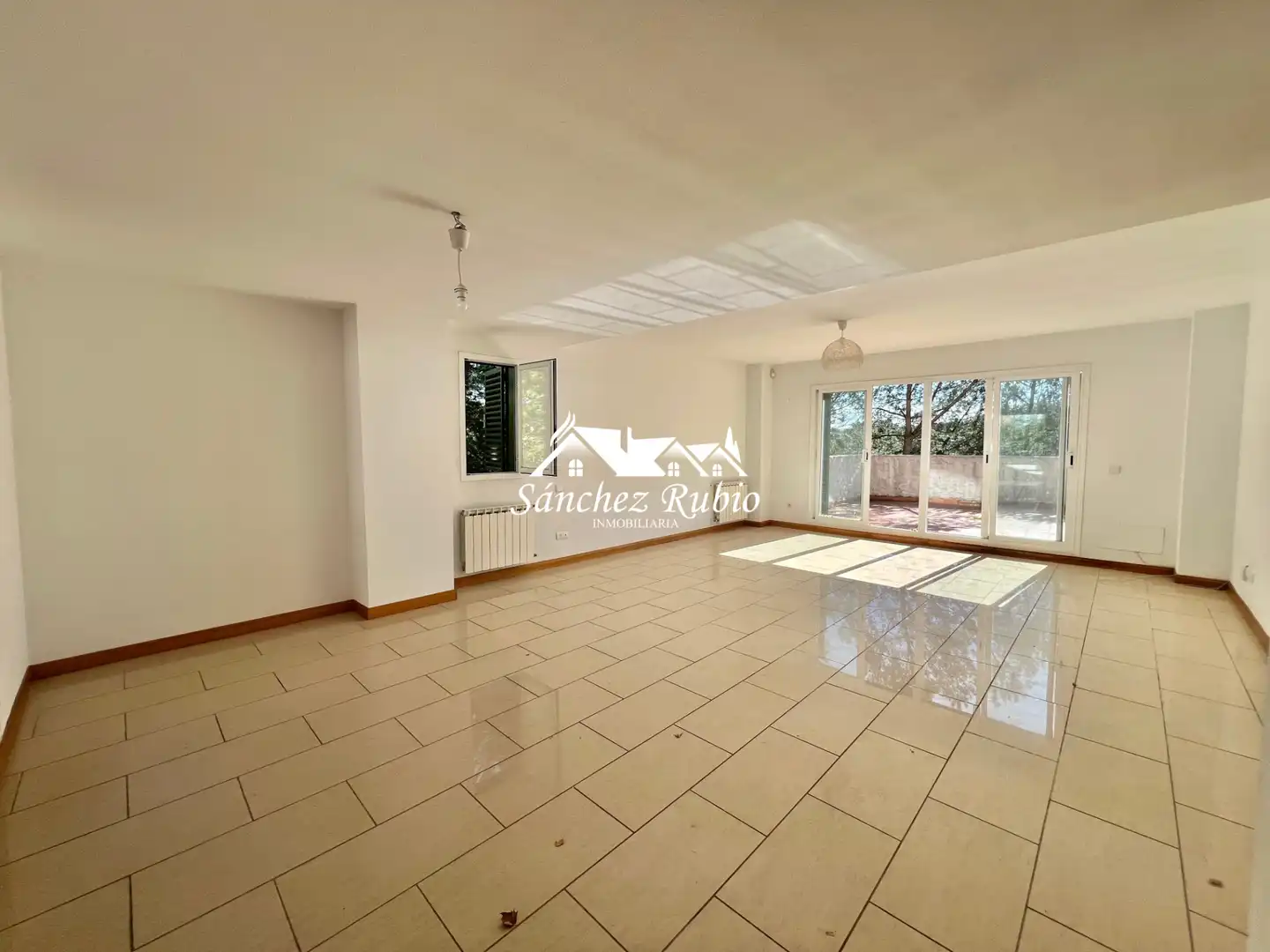 Sala d'estar de Casa adosada en venda en Galapagar amb Calefacció, Jardí privat i Parquet