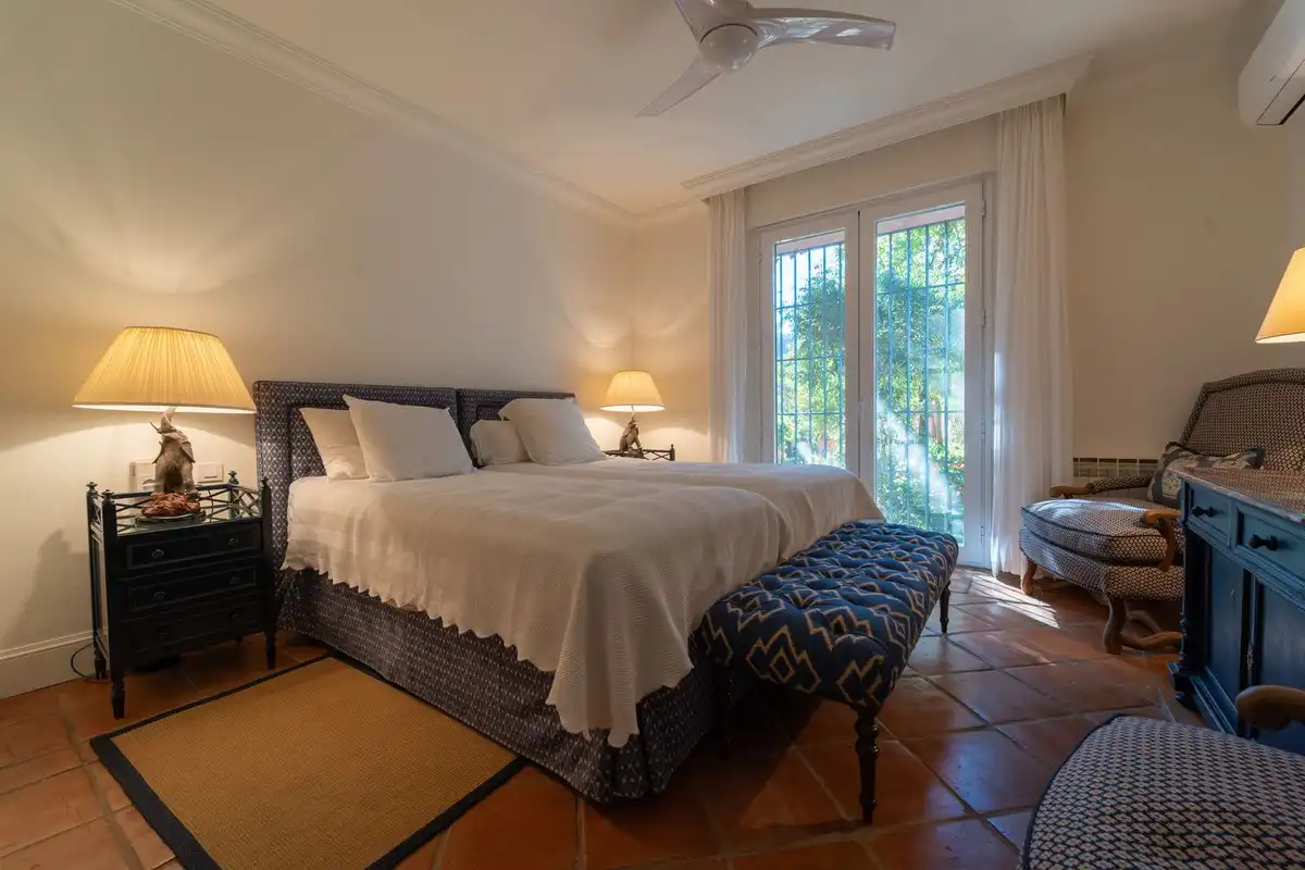 Habitación de Apartamento de alquiler en Benahavís con Aire acondicionado, Jardín privado y Terraza