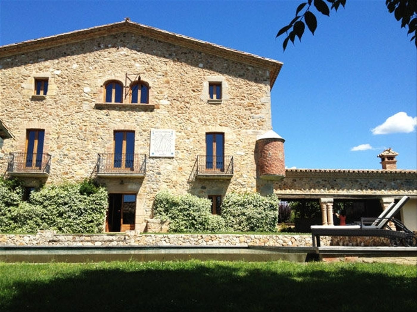 Vista exterior de Finca rústica en venda en Llagostera amb Piscina