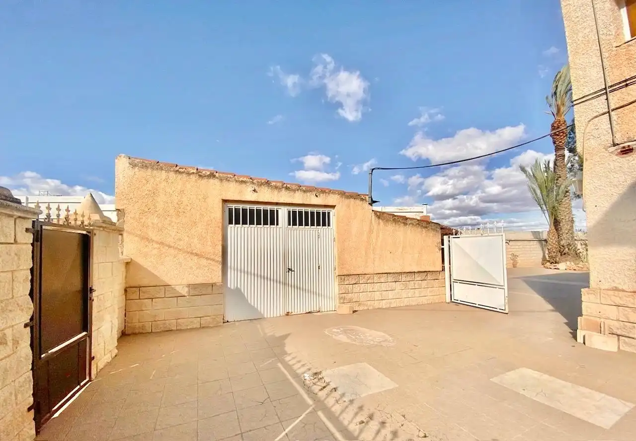 Vista exterior de Casa o xalet en venda en Orihuela amb Aire condicionat, Calefacció i Jardí privat