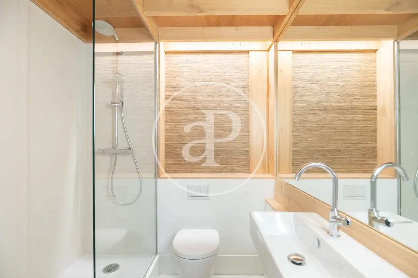 Baño de Piso en venta en Barcelona con Aire acondicionado, Calefacción y Jardín privado