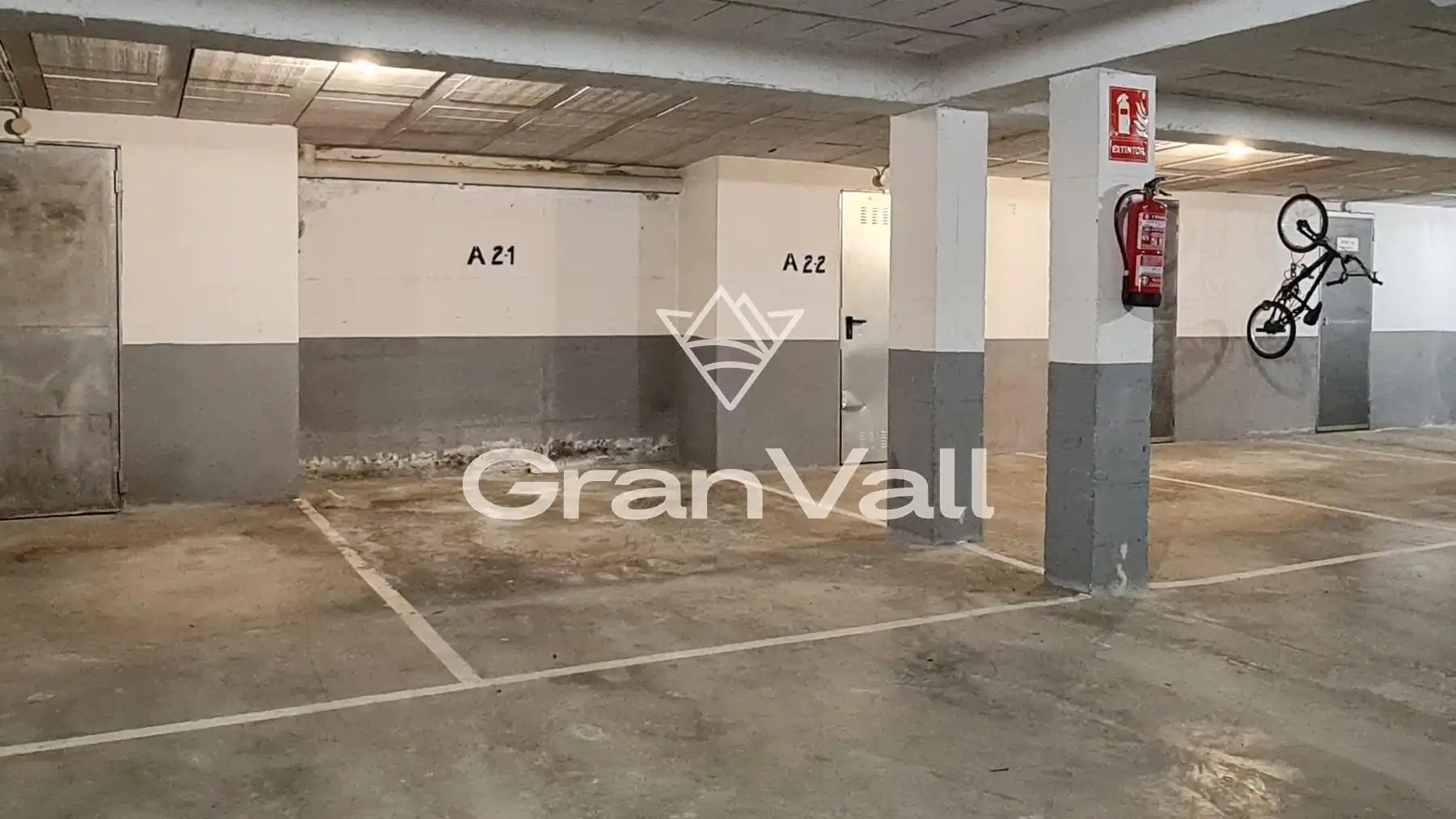 Aparcament de Apartament en venda en Alp amb Calefacció, Jardí privat i Parquet
