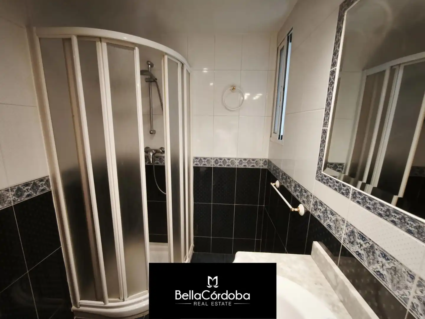 Bathroom of Flat for sale in Córdoba  with Air Conditioner and Heating