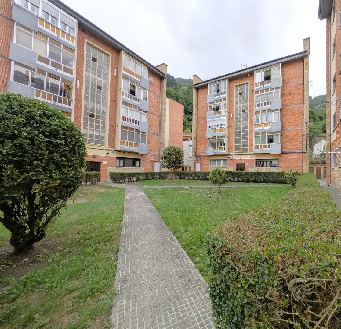 Vista exterior de Pis en venda en Aller amb Calefacció, Terrassa i Traster