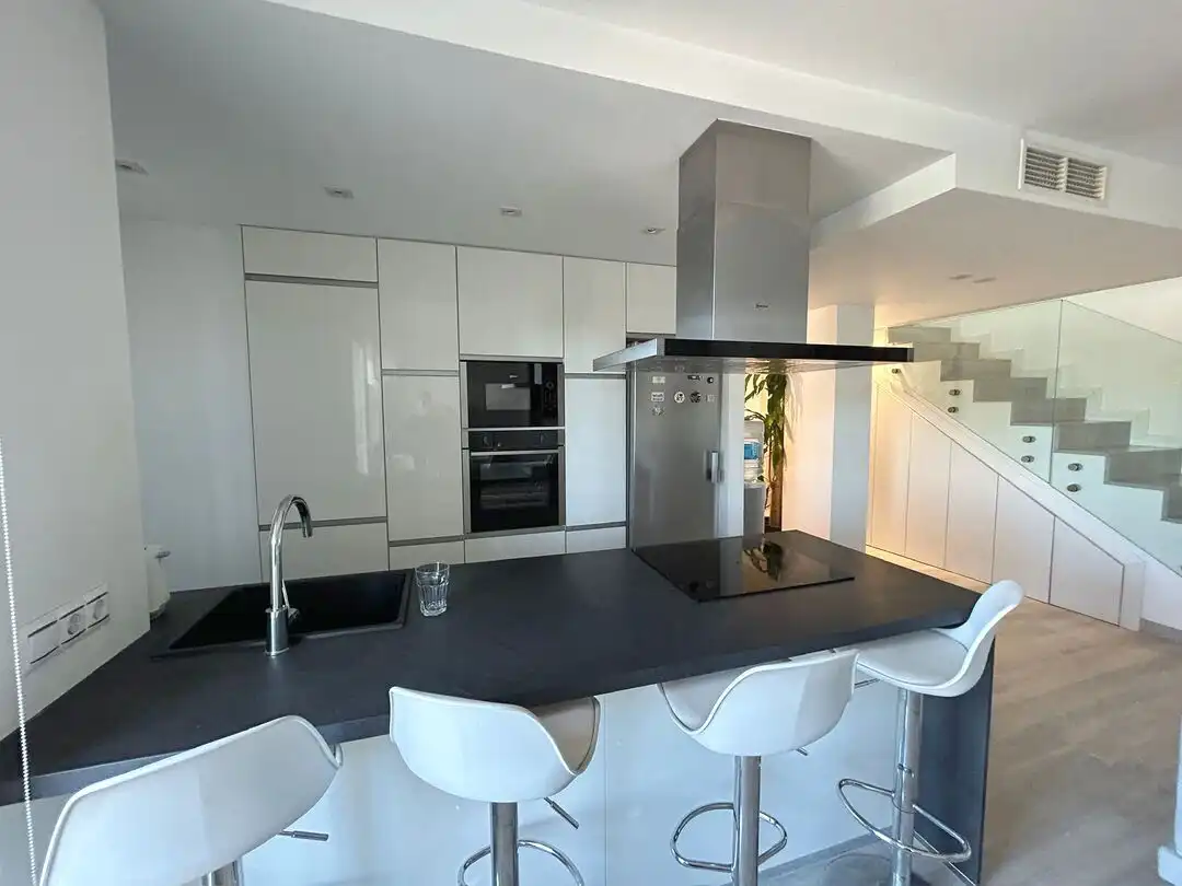 Cocina de Dúplex en venta en Marbella con Aire acondicionado, Calefacción y Jardín privado