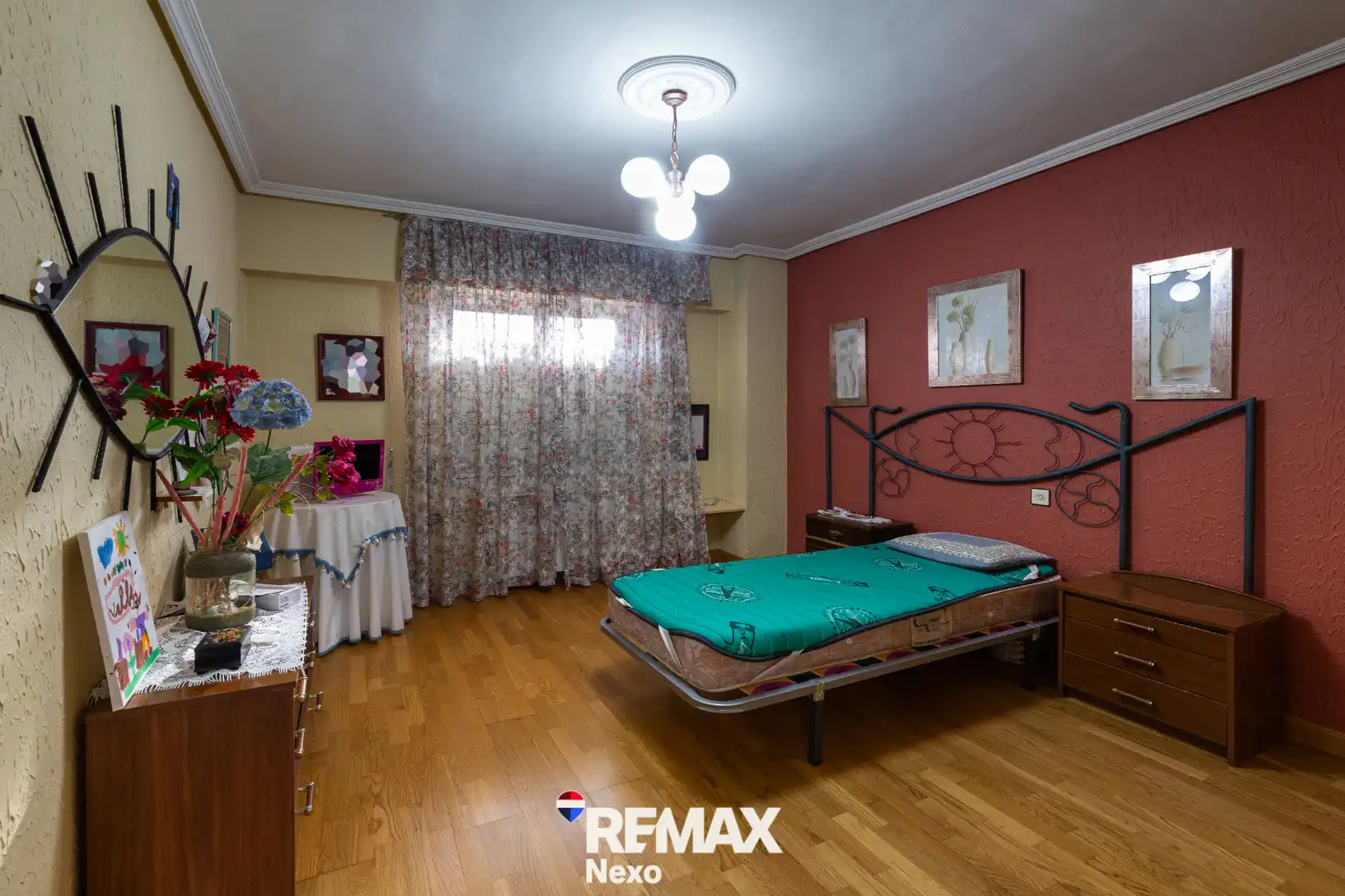 Habitación de Casa adosada en venta en Benavente con Jardín privado, Parquet y Trastero