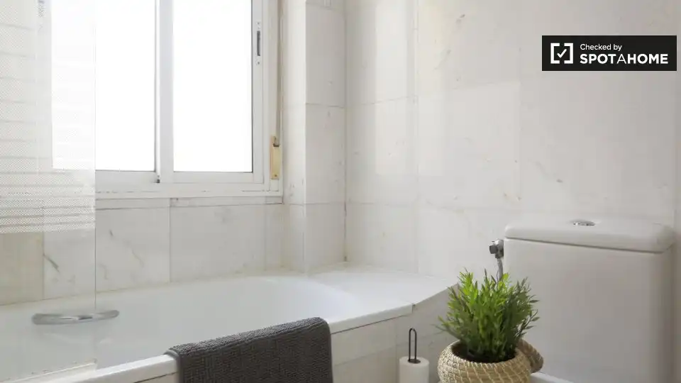 Baño de Piso de alquiler en Madrid con Aire acondicionado, Calefacción y Amueblado