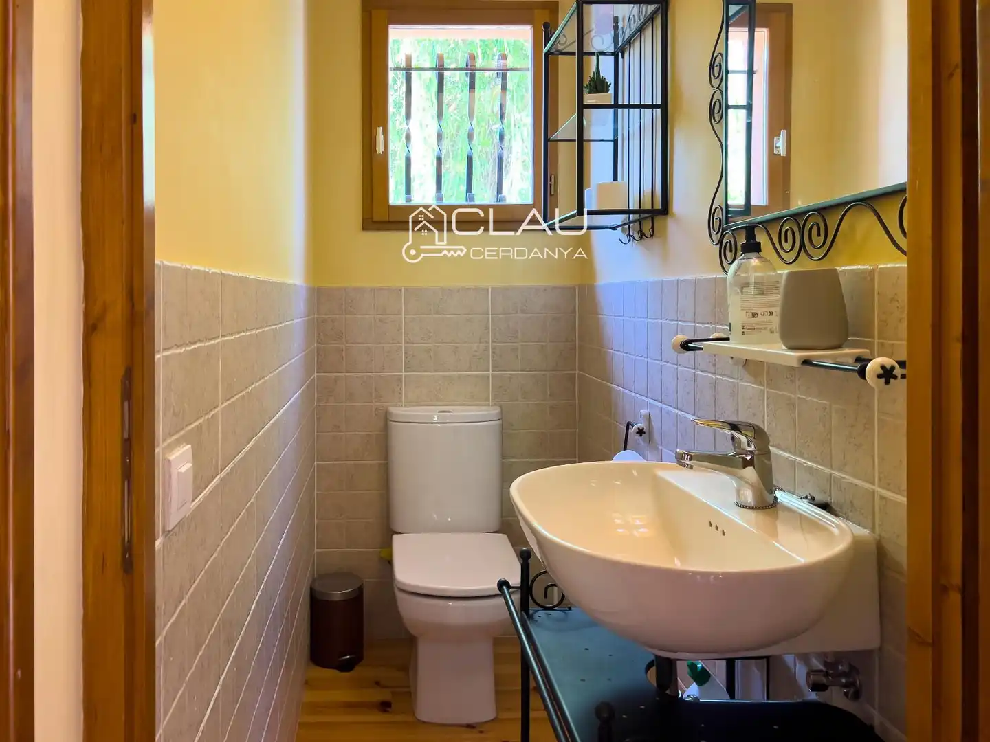 Badezimmer von Einfamilien-Reihenhaus zur Miete in Latour - de - Carol mit Heizung, Privatgarten und Terrasse