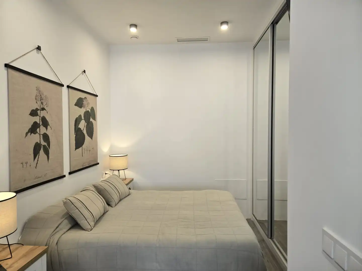 Dormitori de Apartament de lloguer en Gelves amb Aire condicionat, Calefacció i Moblat